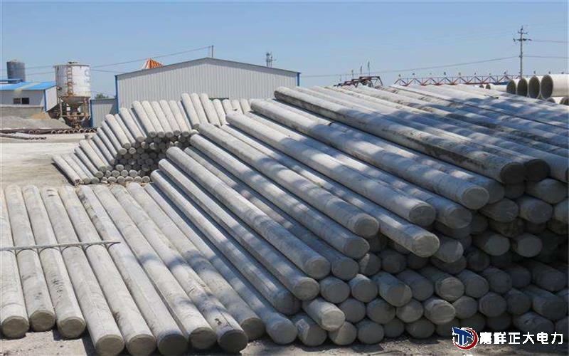 水泥电线杆的模具是两个半模合成的，在制造电线杆时需要一定的离心力