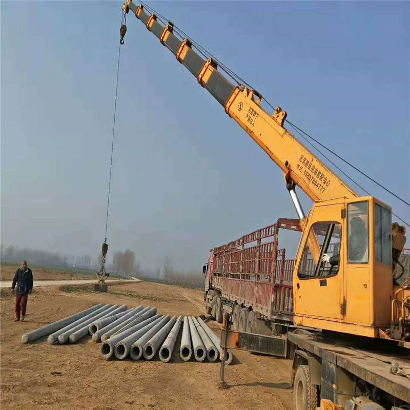 开封52根大十米电线杆一车40吨运输到现场吊车自卸水泥杆